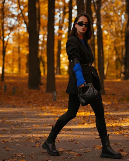 Татьяна Парфильева в черном длинном жакете и голубом свитере