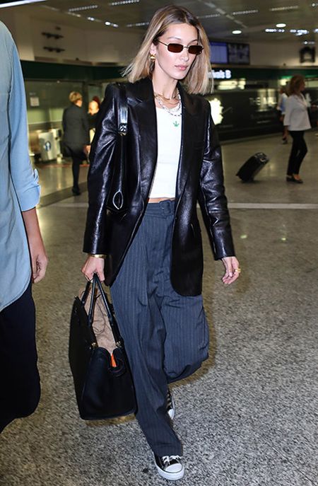 Белла Хадид в черном жакете, кедах и объемных брюках