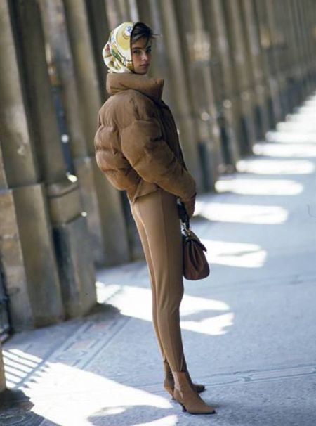 Образ с коричневыми лосинами и короткой дутой курткой 