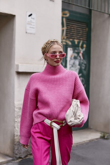 Об'ємний рожевий светр із брюками