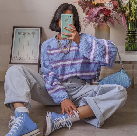 Об'ємний светр у смужку у стилі 90-х