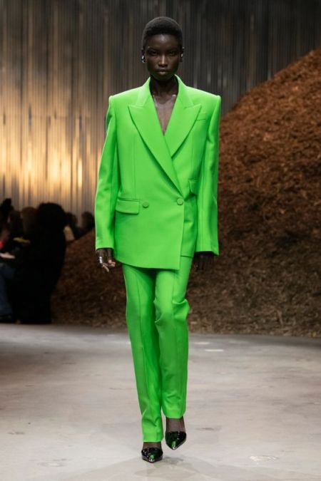 Яркий зеленый костюм Alexander McQueen