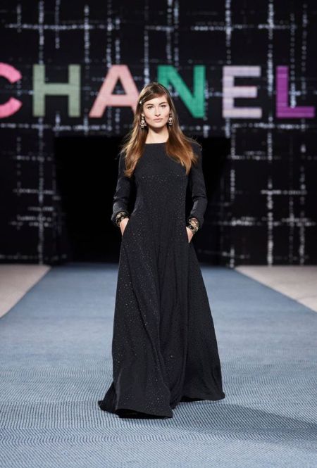 Коллекция осень-зима 2022-2023 Chanel. Черное платье в пол
