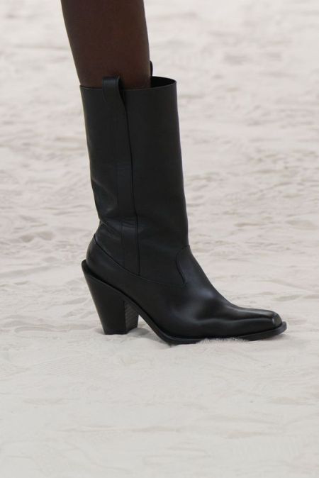Черные ковбойские сапоги из коллекции осень-зима 2022-2023 Chanel