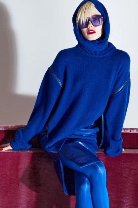 Ярко-синий свитер. Коллекция Tom Ford Fall 2022