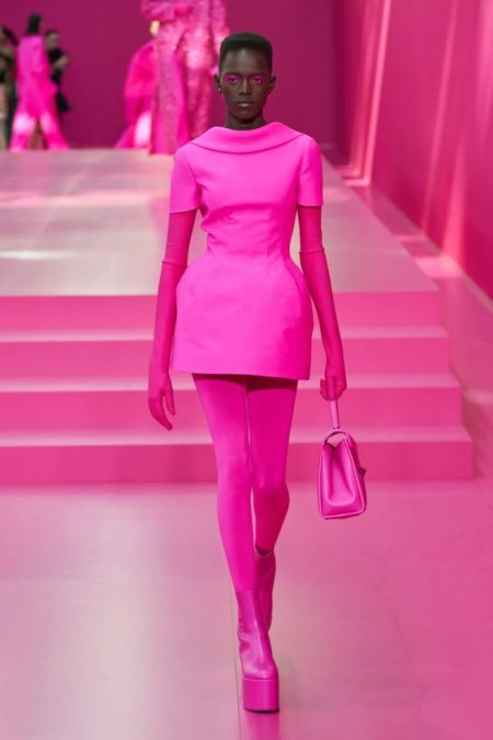 Розовый образ в стиле Barbiecore из коллекции Valentino FW 2022-2023