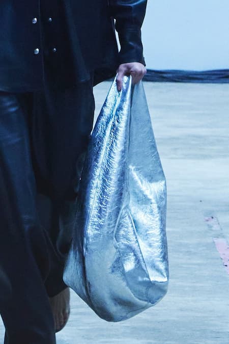 Осенью и зимой 2022 в моде сумки из меха, сумки оверсайз и, конечно же, рюкзаки.
The post Модные сумки осень-зима 2022-2023: 8 горячих трендов first appeared on Trendy-U.