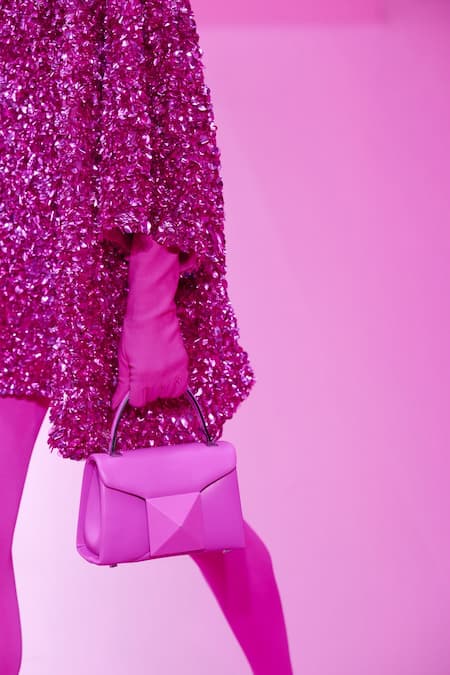 Розовая миниатюрная сумка с короткой ручкой Valentino