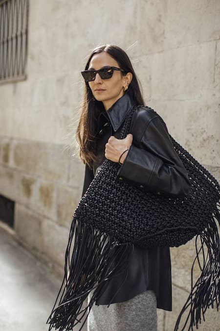Черная сумка в стиле бохо с бахромой