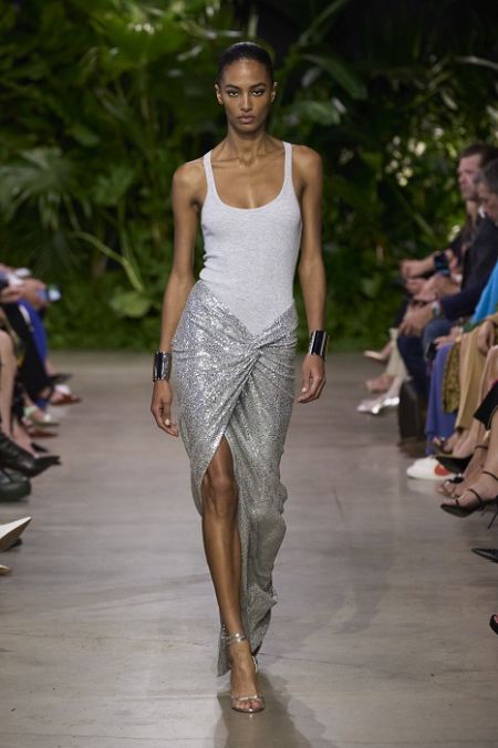 Серебристая юбка из весенне-летней коллекции 2023 Michael Kors