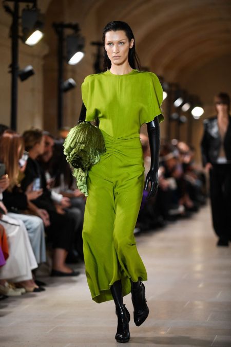 Зеленое платье из коллекции Виктории Бакхем