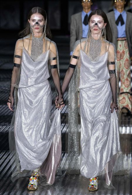 Серебряное платье Gucci весна-лето 2023