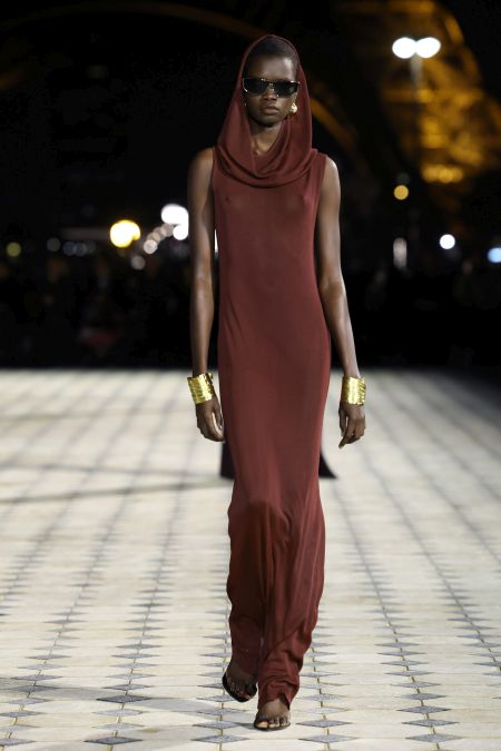 Силуэтное платье Saint Laurent с капюшоном