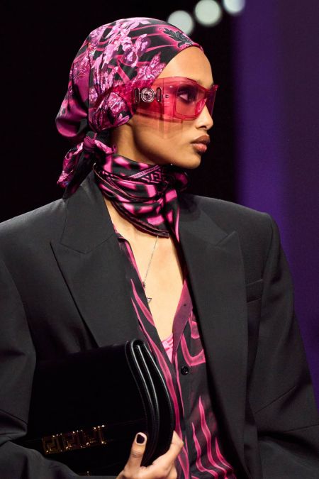 Розовые очки Versace весна-лето 2023